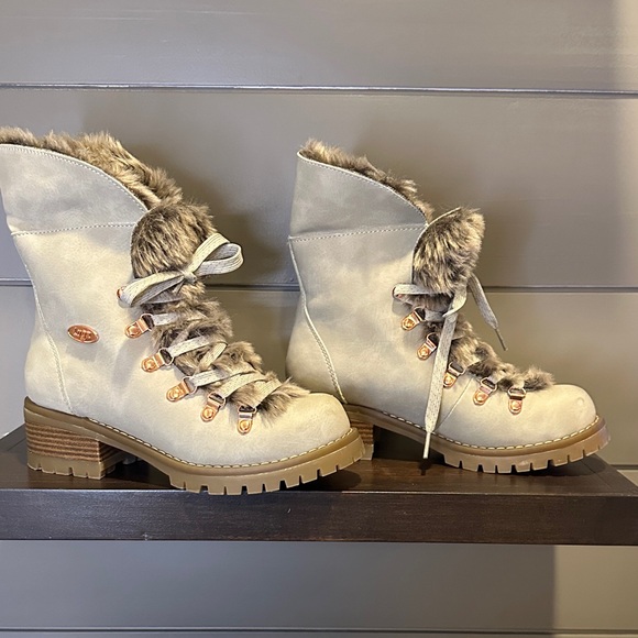 Lugz's Size 7 Women's Faux Fur-Lined Lace-Up Boots - Picture 2 of 8